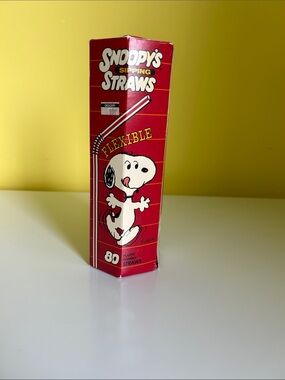 Vintage 1986 Snoopy cardboard straw container